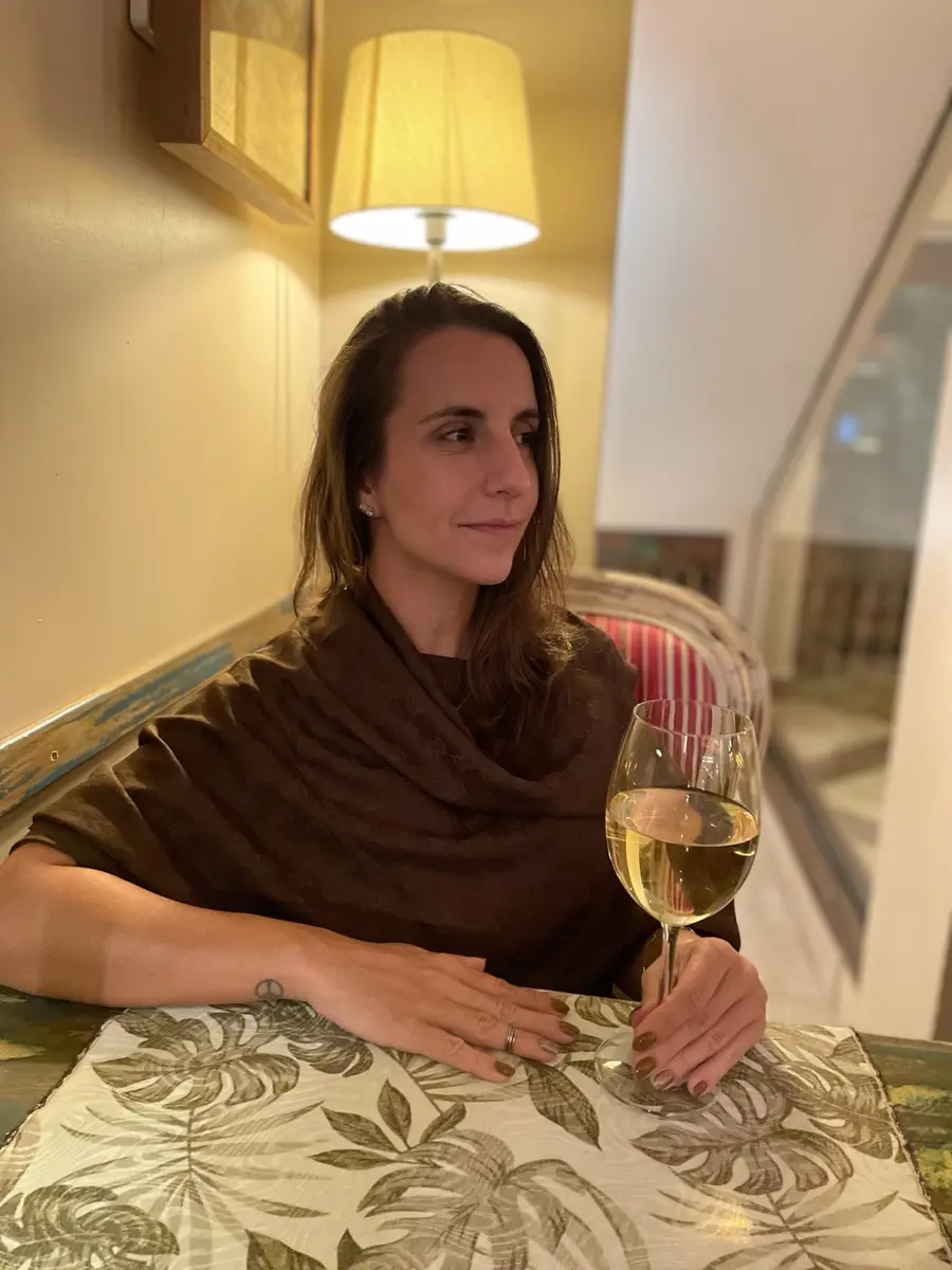 Aline Mezzalira em um momento de presença e reflexão